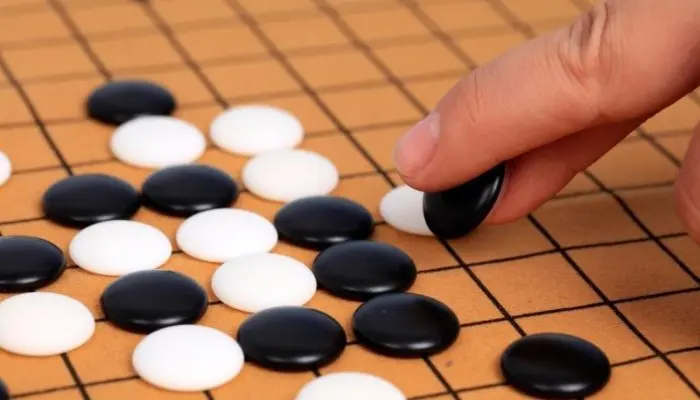 Luật chơi Cờ Vây khá đơn giản ai cũng đều chinh phục được.